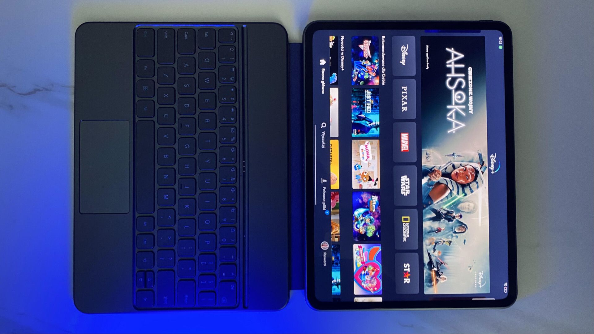 Chcesz komfortowo oglądać filmy niezależnie od tego, gdzie jesteś? Podpowiadamy, jakie urządzenia wybrać