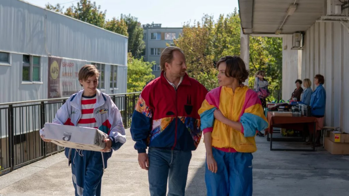 Weronika Książkiewicz, Maciej Stuhr i Teodor Koziar na plakacie filmu Powrót do tamtych dni