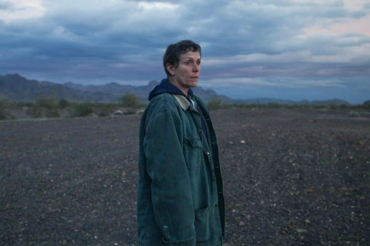 Nomadland - IMAX-owy plakat filmu z Frances McDormand