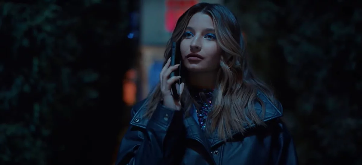 Wszyscy moi przyjaciele nie żyją - Julia Wieniawa śpiewa w teledysku promującym film od Netflix
