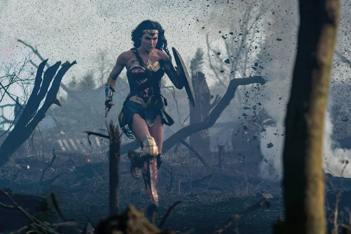 Gal Gadot podzieliła się zdjęciami jednego z pierwszych strojów Wonder Woman!