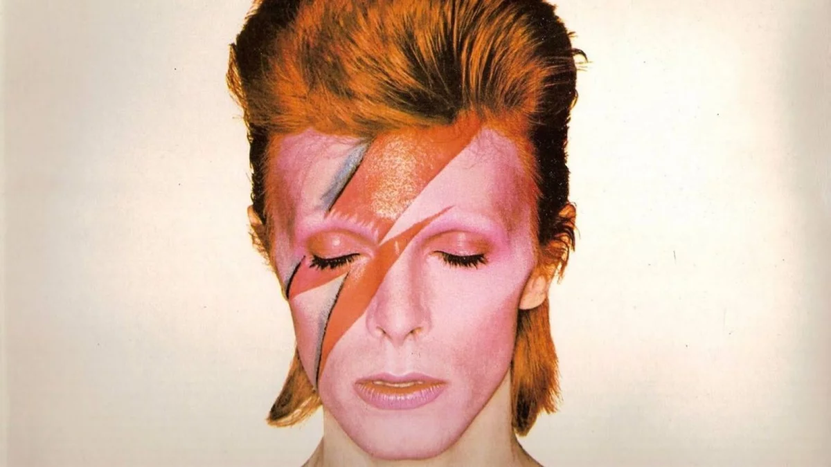 Stardust - Johnny Flynn jako młody David Bowie na pierwszym zdjęciu!