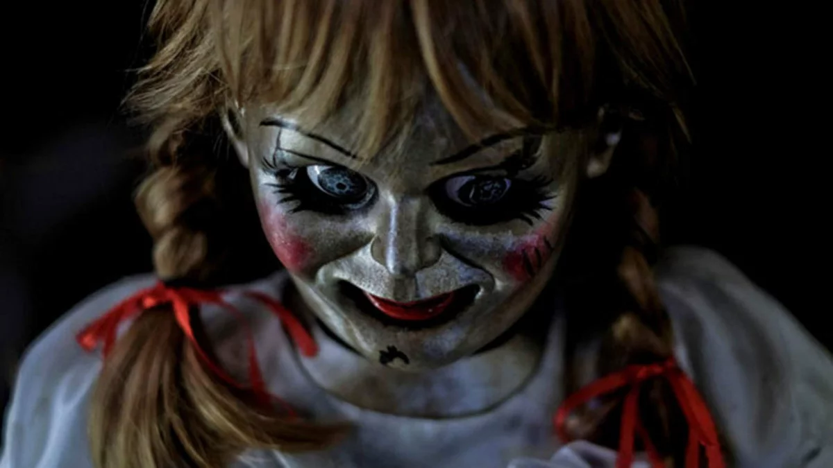 Annabelle Comes Home - pierwszy plakat trzeciej części przygód upiornej laleczki!