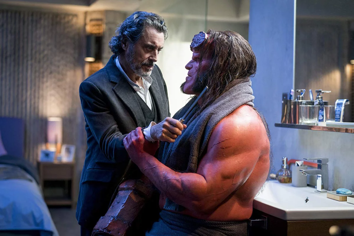 Hellboy - tytułowy bohater wyraża niechęć do rogów w nowym fragmencie filmu!