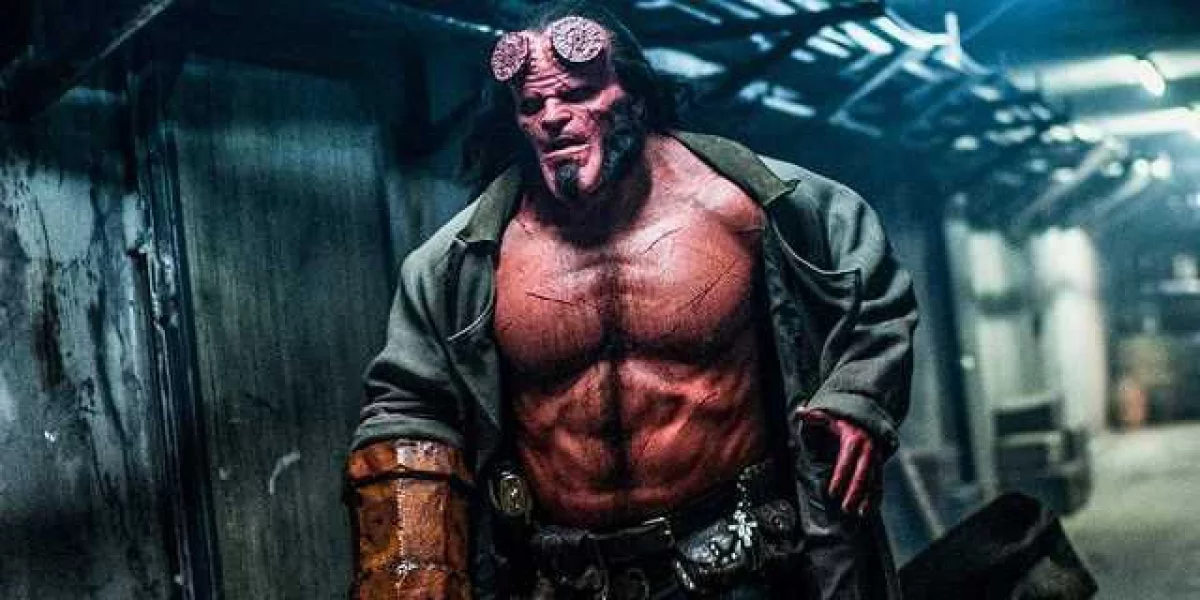 Hellboy - główny bohater rozmawia z przybranym ojcem