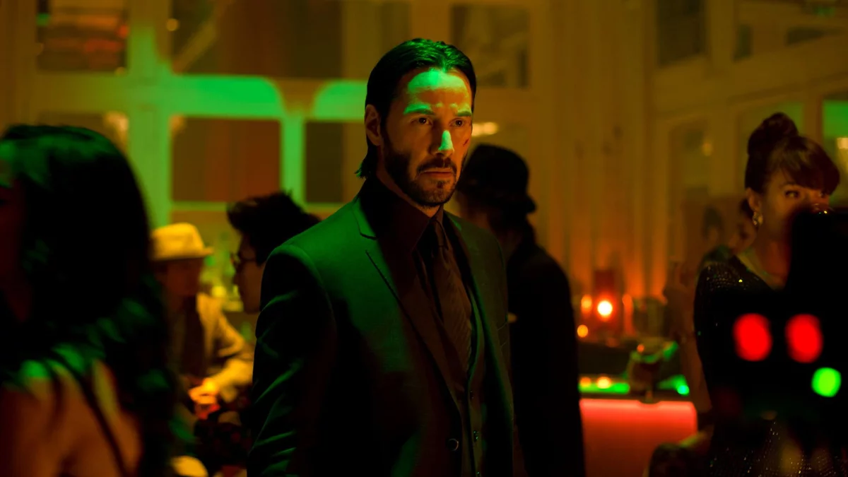 John Wick 3: Parabellum - zdjęcie tytułowego bohatera z tajemniczą kobietą