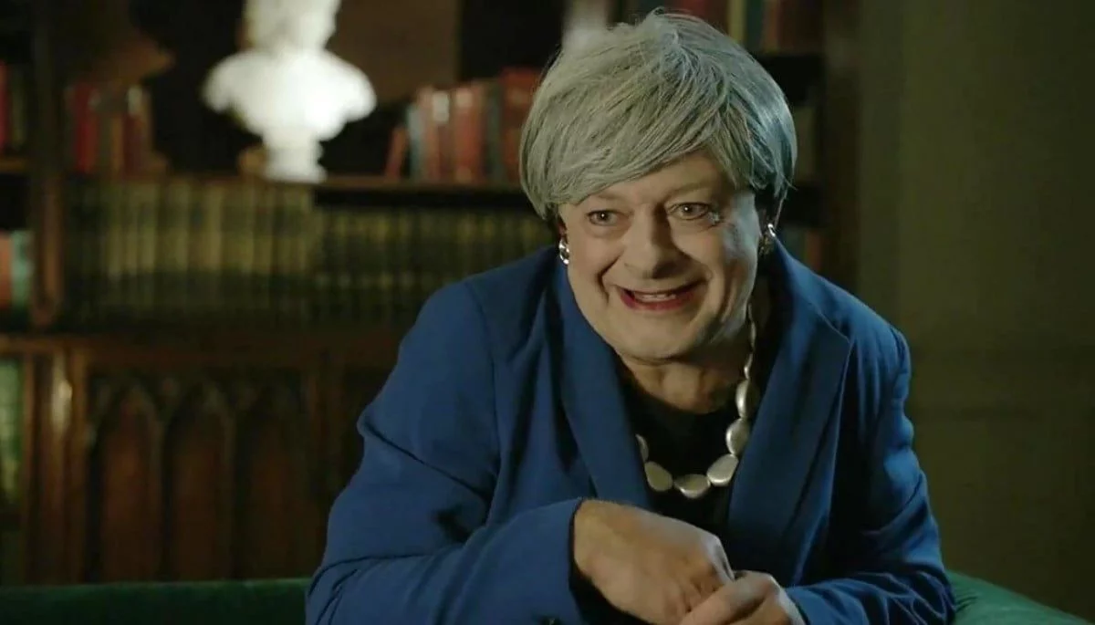 Andy Serkis odtwarza słynną scenę z Gollumem przebrany za Theresę May!