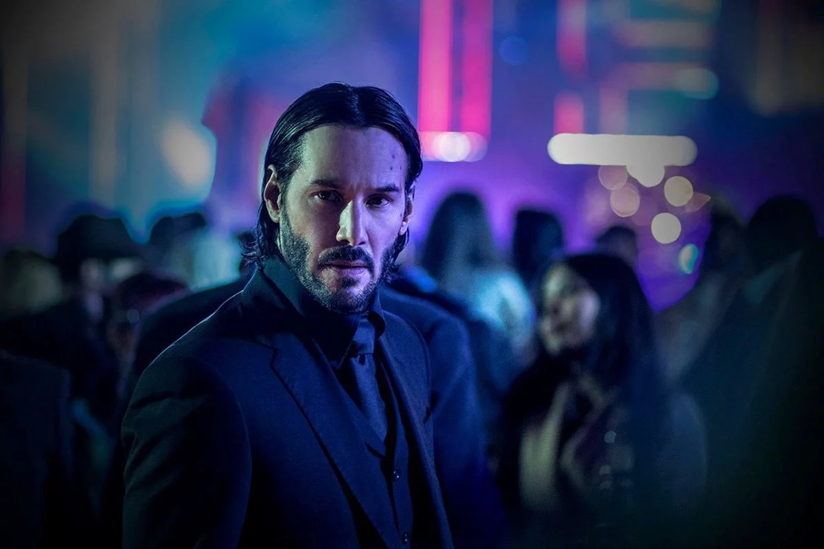 Keanu Reeves jedzie na koniu na nowym zdjęciu z filmu John Wick 3