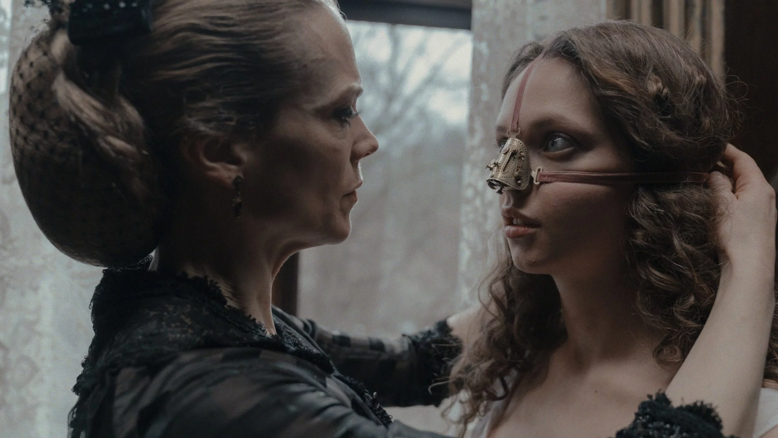 Mastercard OFF CAMERA: Brzydka siostra – recenzja filmu. Beauty is pain