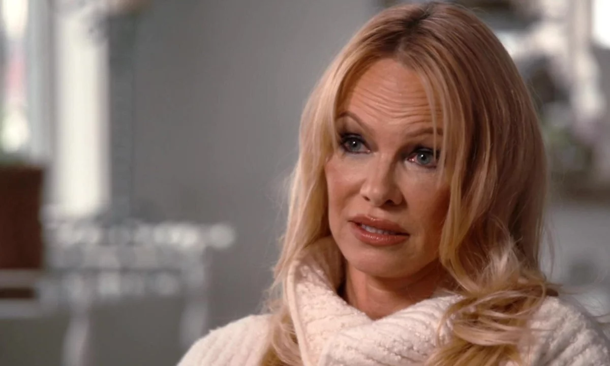Reboot filmu Naga Broń. Pierwsze spojrzenie na postać Pameli Anderson