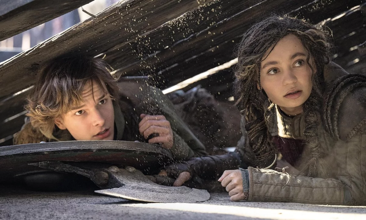 Jak wytresować smoka. Zobaczcie pierwsze spotkanie Astrid ze Szczerbatkiem na nowym zdjęciu z filmu live-action