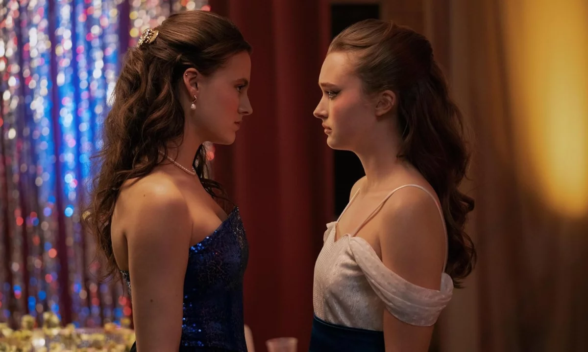 Fear Street: Prom Queen. Gwiazdy filmu o relacjach między bohaterami w filmie Netflixa