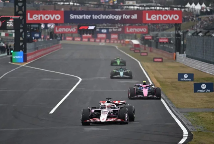 Lenovo i F1 wspólnie wkraczają w przyszłość i wykorzystują sztuczną inteligencję, by zwiększyć efektywność działań technicznych