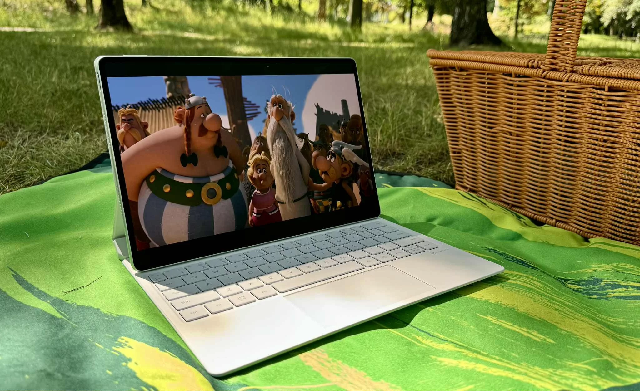 Na czym oglądać w podróży? Ten tablet warto zabrać na wakacje