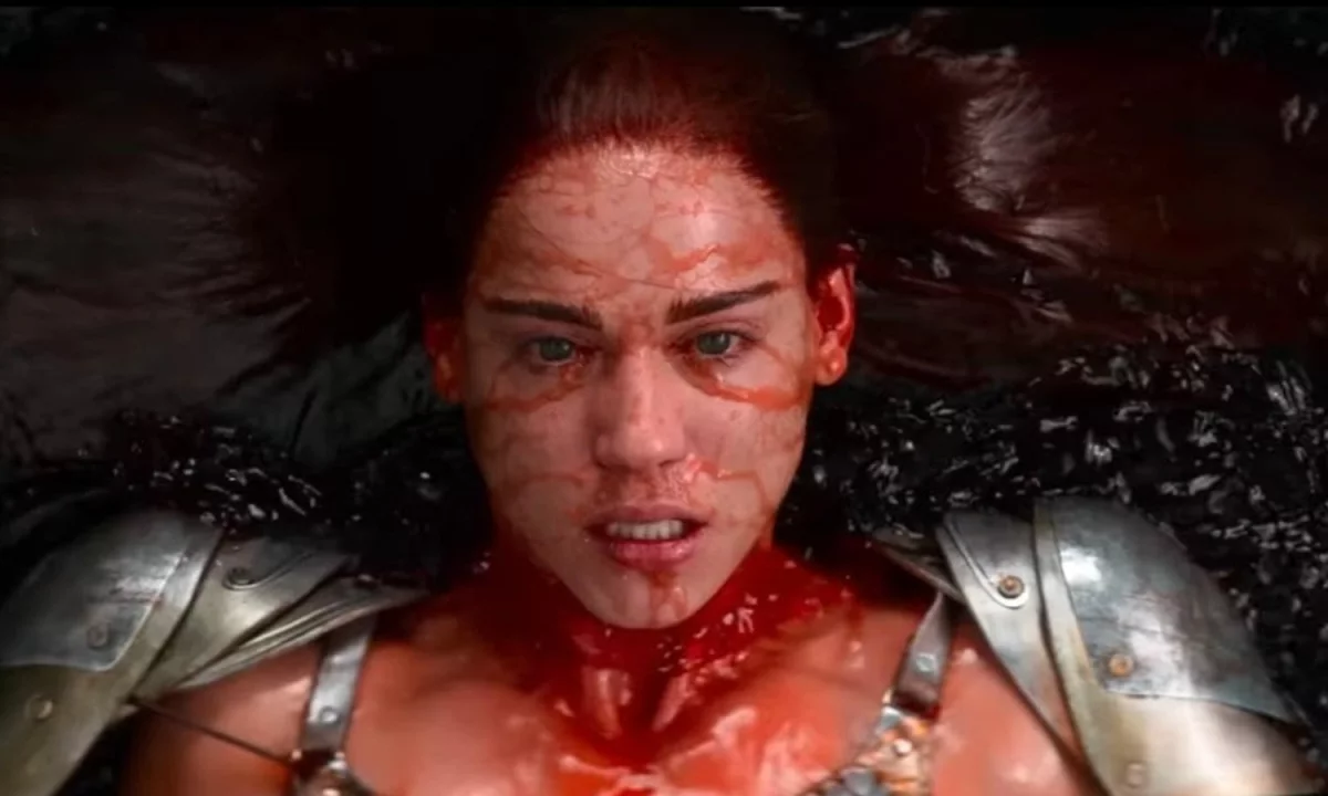 Red Sonja szykuje się na wojnę. Mathilda Lutz prezentuje kultowy strój głównej bohaterki na zdjęciach zza kulis filmu