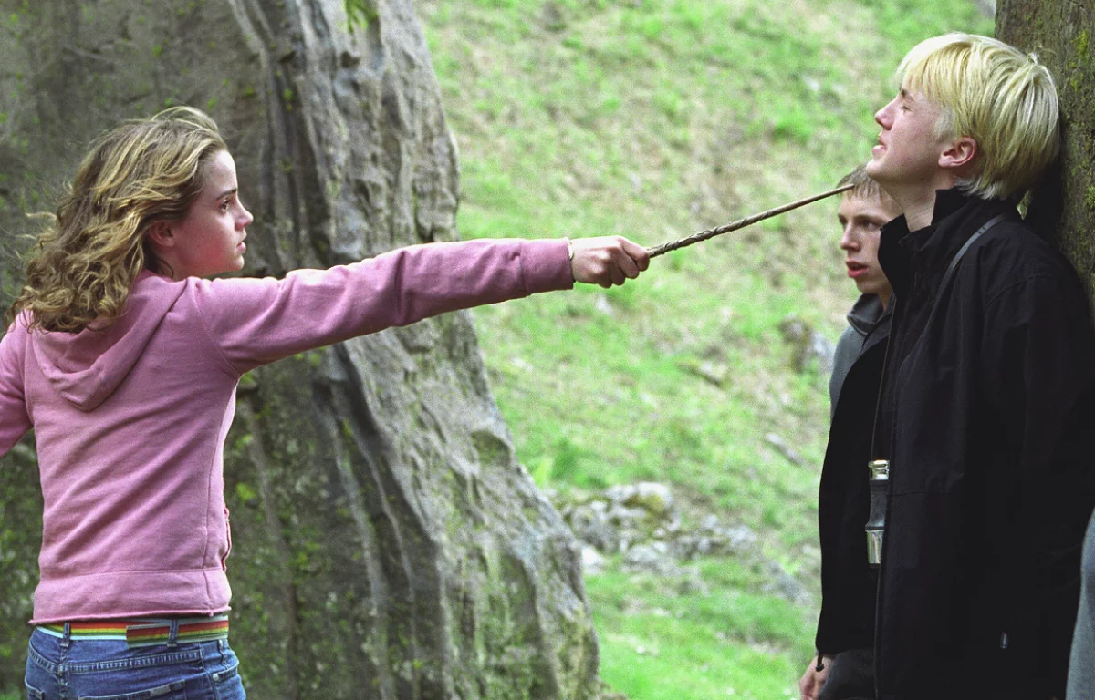 Hermiona i Draco przechadzają się po planie serialowego Harry’ego Pottera