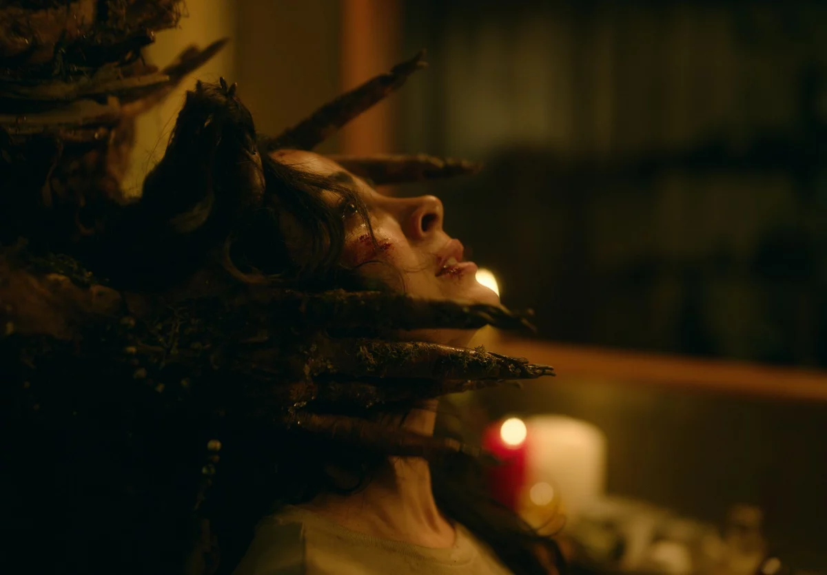 Emeraude Toubia i David Dastmalchian w horrorze Rosario