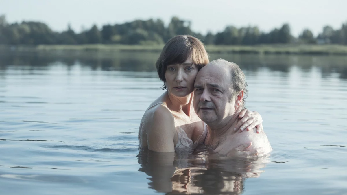 Nowy film Piotra Domalewskiego. Jakubik i Popławska wcielają się w Jacka i Grażynę Kuroniów – zobacz pierwsze zdjęcia z planu