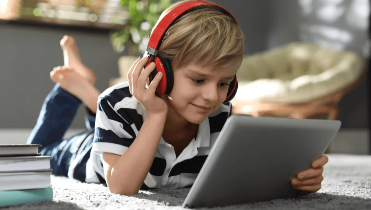 10 audiobooków na przełom lata i jesieni. Historie, które wciągną każdego