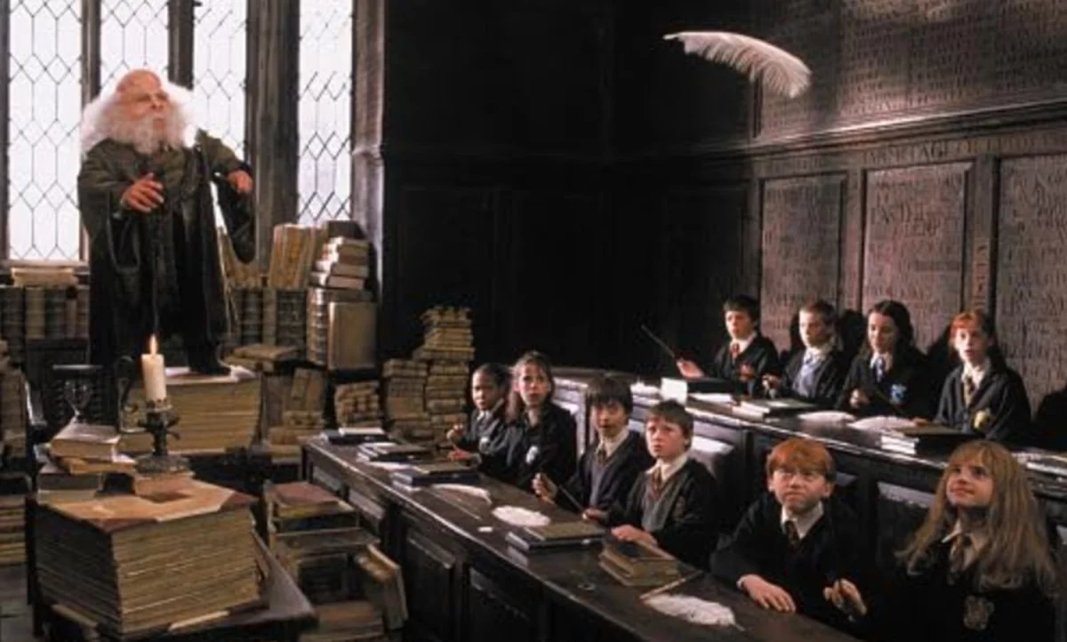 Gwiazda filmów powróci w serialu Harry Potter. Warwick Davis ponownie jako profesor Flitwick