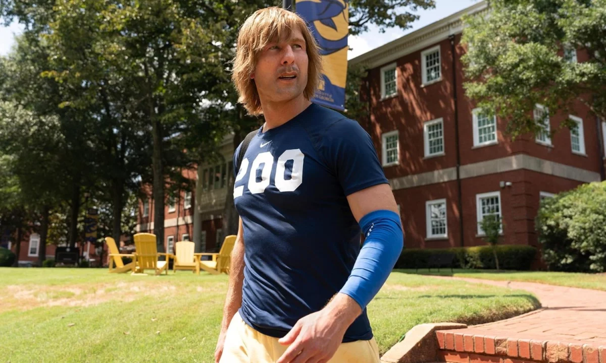 Glen Powell nie do poznania w nowym serialu Hulu. Zobaczcie oficjalny zwiastun Chad Powers