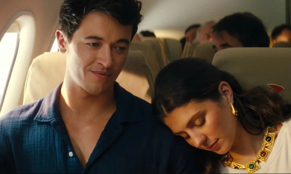 Pierwsze zdjęcia z wyczekiwanej adaptacji bestsellerowej powieści. Oto jak prezentuje się film People We Meet on Vacation