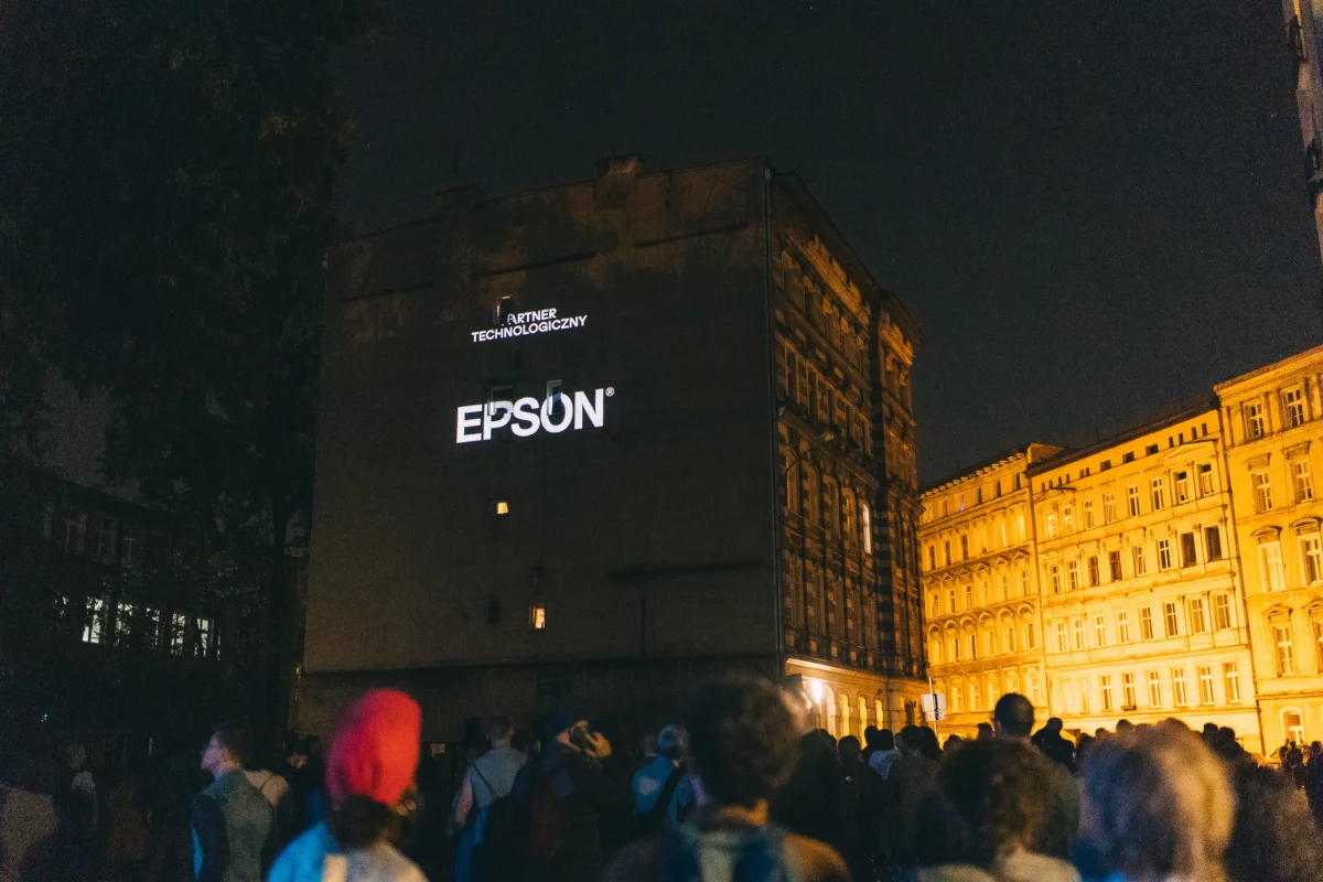 Kinomural z Epsonem: projekcja 3LCD wspiera sztukę w przestrzeni miejskiej