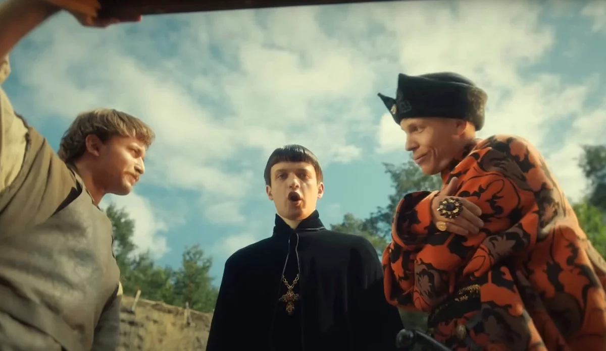Netflix pokazał dodatkową scenę z 1670. Nie było jej w 2. sezonie. To parodia znanego programu telewizyjnego