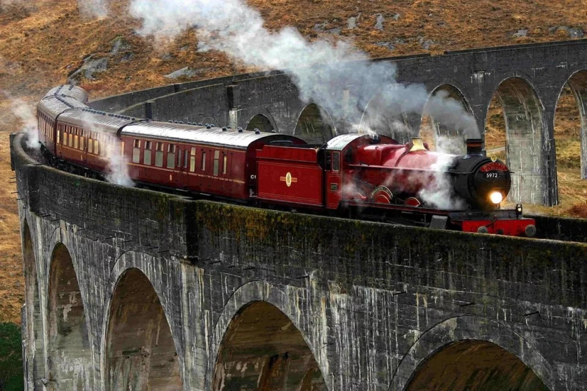 Wsiąść do pociągu byle jakiego. Hogwarts Express uchwycony na pierwszym zdjęciu z planu serialu