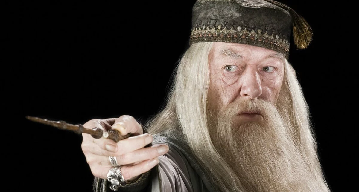 Tak prezentuje się John Lithgow jako Dumbledore w serialu Harry Potter! Fani zaskoczeni?