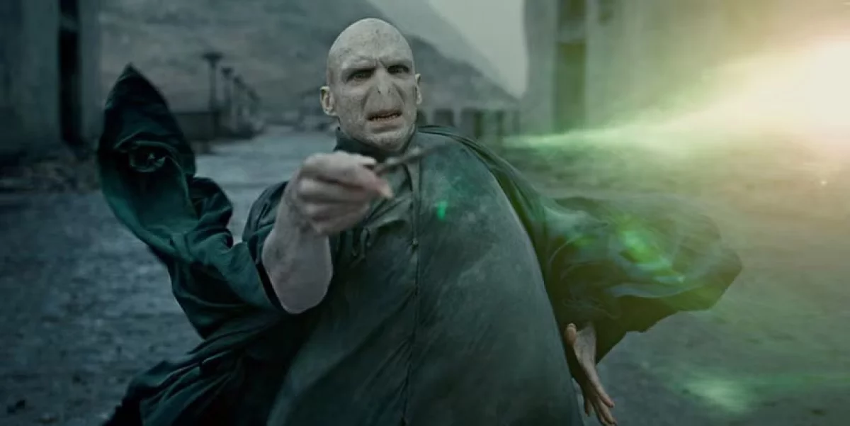 Serialowy Harry Potter opowie historię od końca do początku? Fotki z planu sugerują znaną scenę