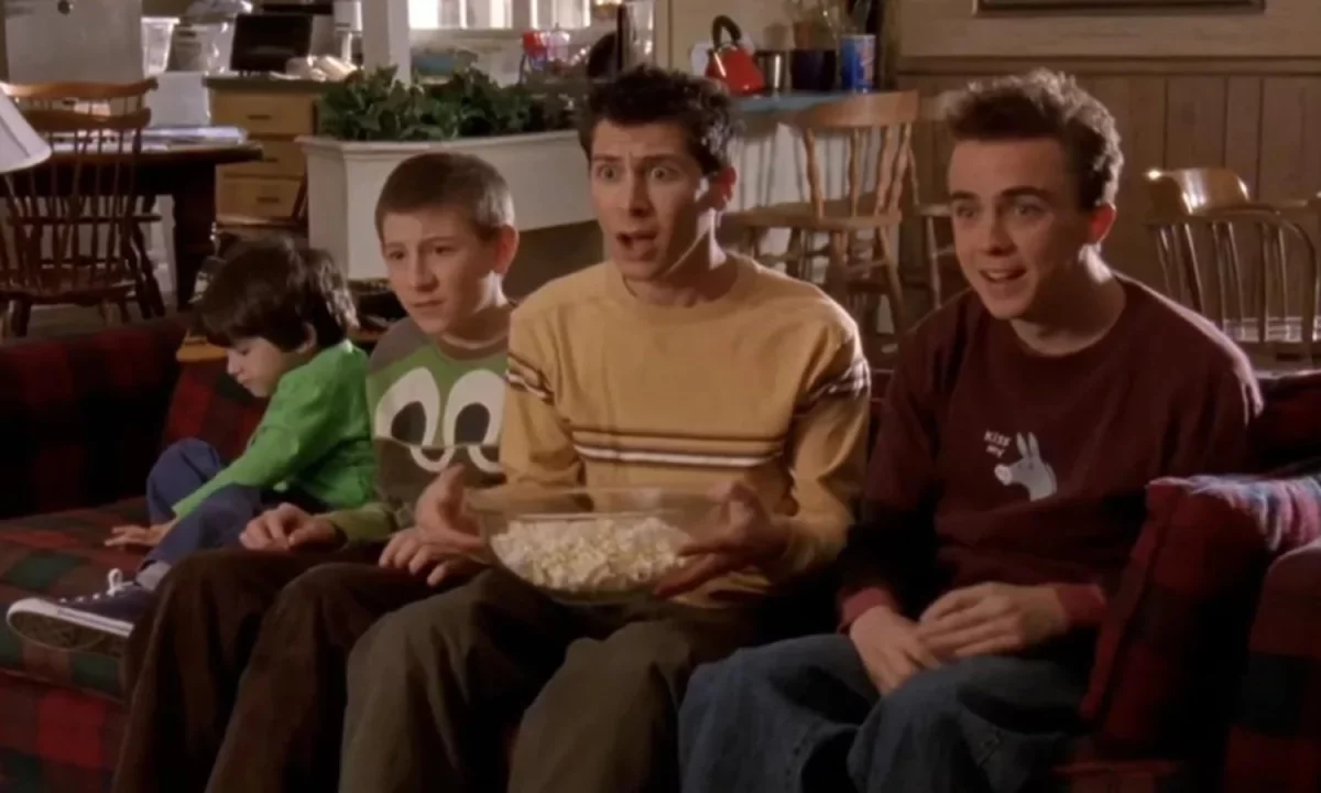 Kolejne powroty w Zwariowanym świecie Malcolma. Frankie Muniz i jego serialowi bracia na nowym zdjęciu z planu produkcji
