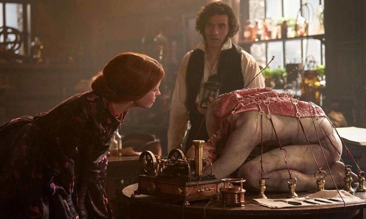Netflix coraz mocniej promuje film Frankenstein. Bohaterowie obrazu Guillermo del Toro na nowych grafikach