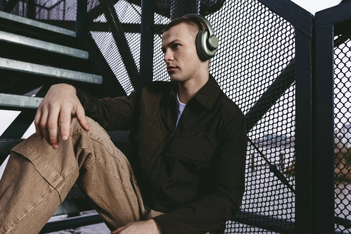 Wygoda priorytetem! Zabierz na wycieczkę słuchawki - najlepiej takie, które grają 100 godzin na jednym ładowaniu baterii