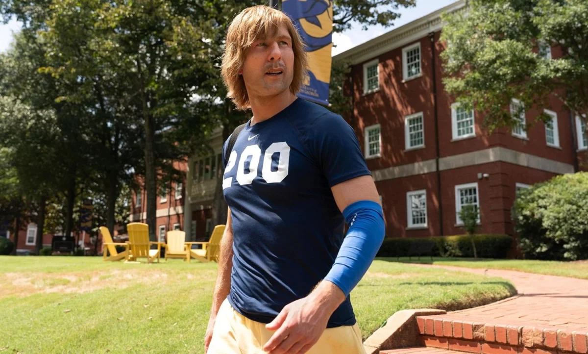 Kiedy ruszają prace nad 2. sezonem serialu Chad Powers? Powrót na plan zdjęciowy tuż, tuż