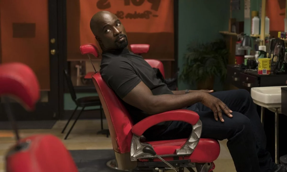 Kolejny bohater powróci do MCU? Mike Colter wywołał kolejną lawinę plotek