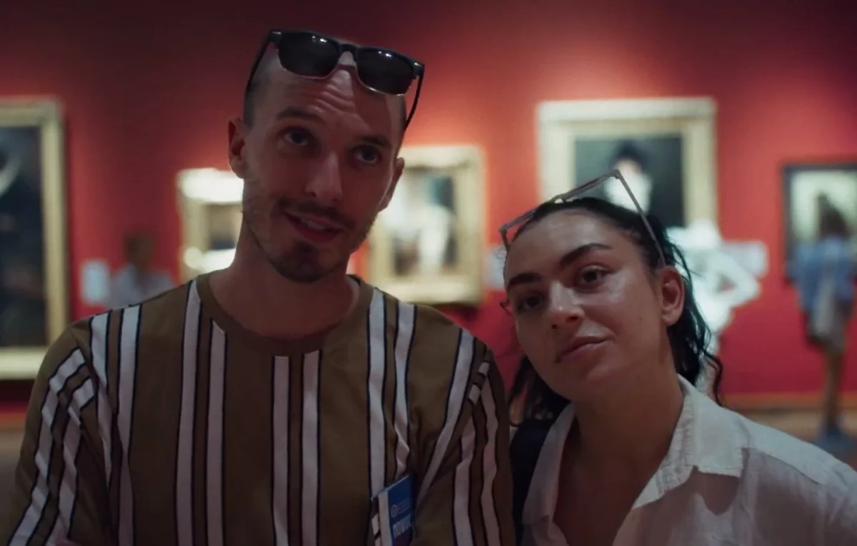 Erupcja z pierwszym zwiastunem. Charli xcx mówi po polsku i zwiedza Warszawę