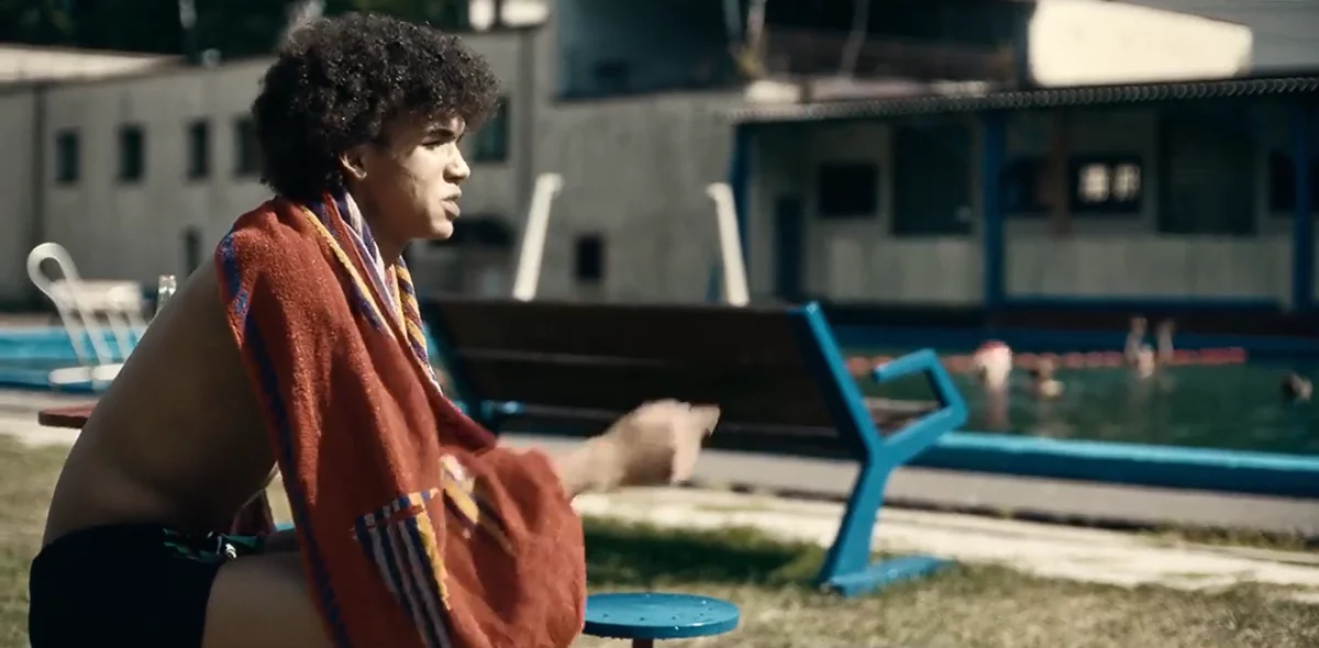 Ciemnoskóry chłopiec z Ołowianych dzieci nie był pomysłem Netflixa. Postać była inspirowana piłkarzem!