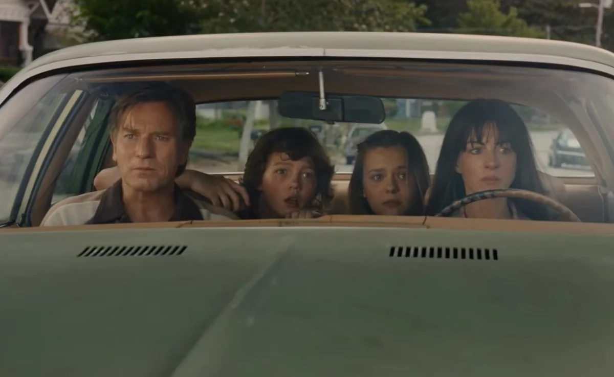 Stranger Things spotyka Park Jurajski? Pierwszy zwiastun filmu Koniec ulicy Dębowej z Anne Hathaway i Ewanem McGregorem