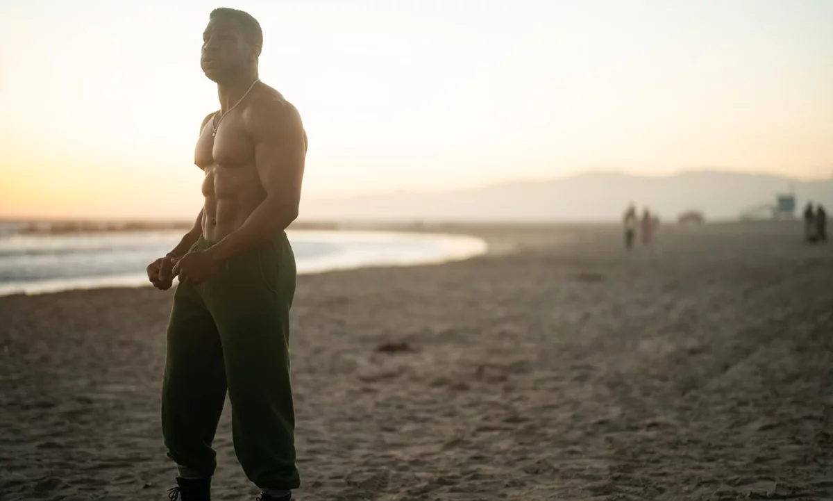 Jonathan Majors wypadł z okna na planie nowej produkcji. Ekipa filmowa wszczęła strajk