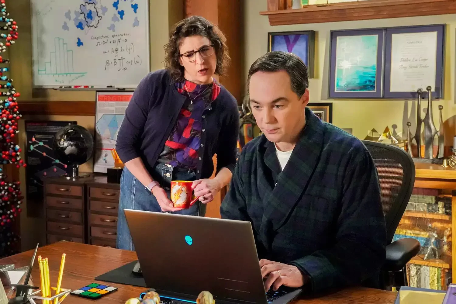 Amy i Sheldon powracają! Jim Parsons i Mayim Bialik na zdjęciach z finału Młodego Sheldona