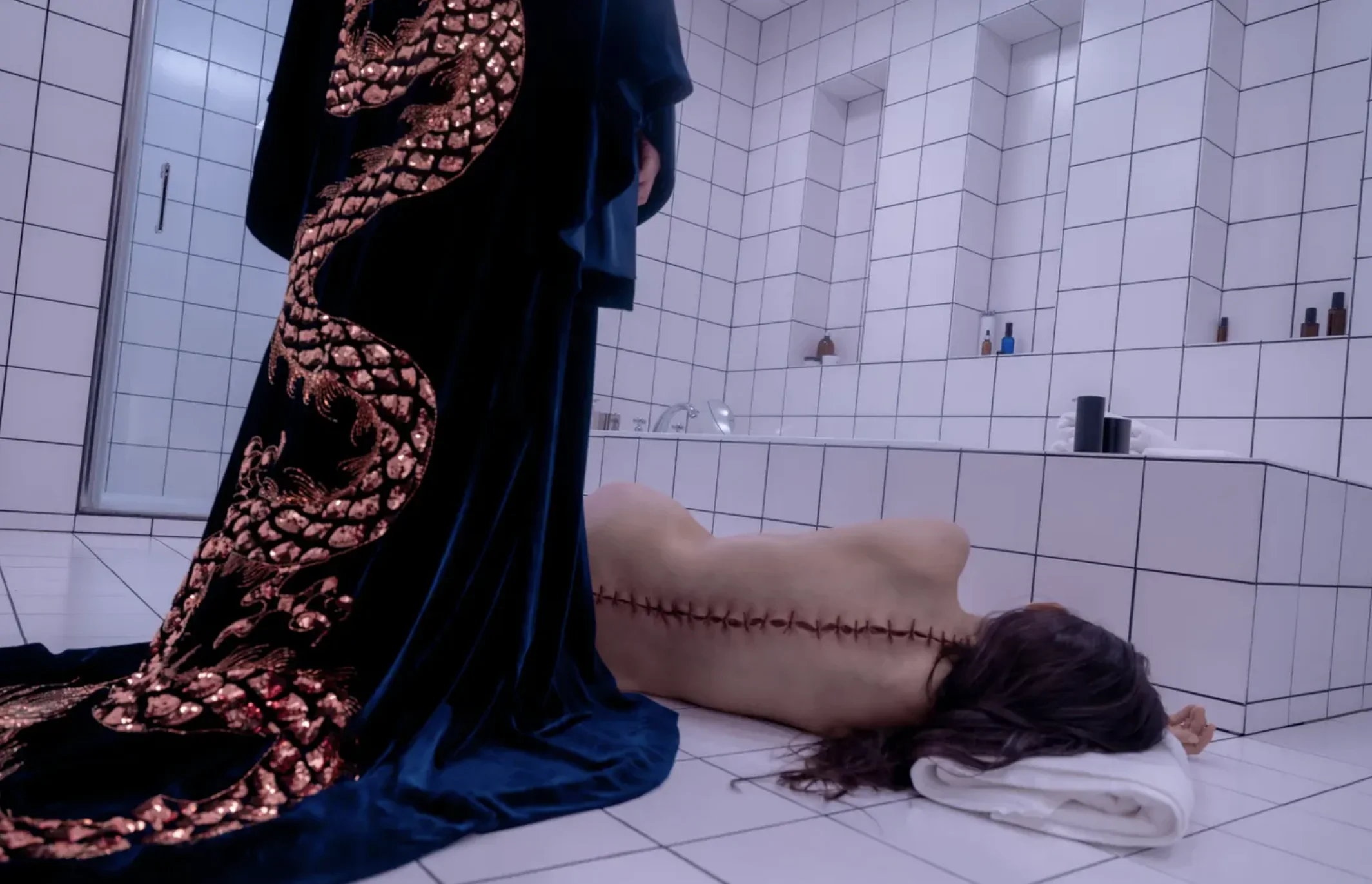 The Substance - recenzja body horroru z Demi Moore. Lustereczko, powiedz przecie… | 77. Festiwal w Cannes