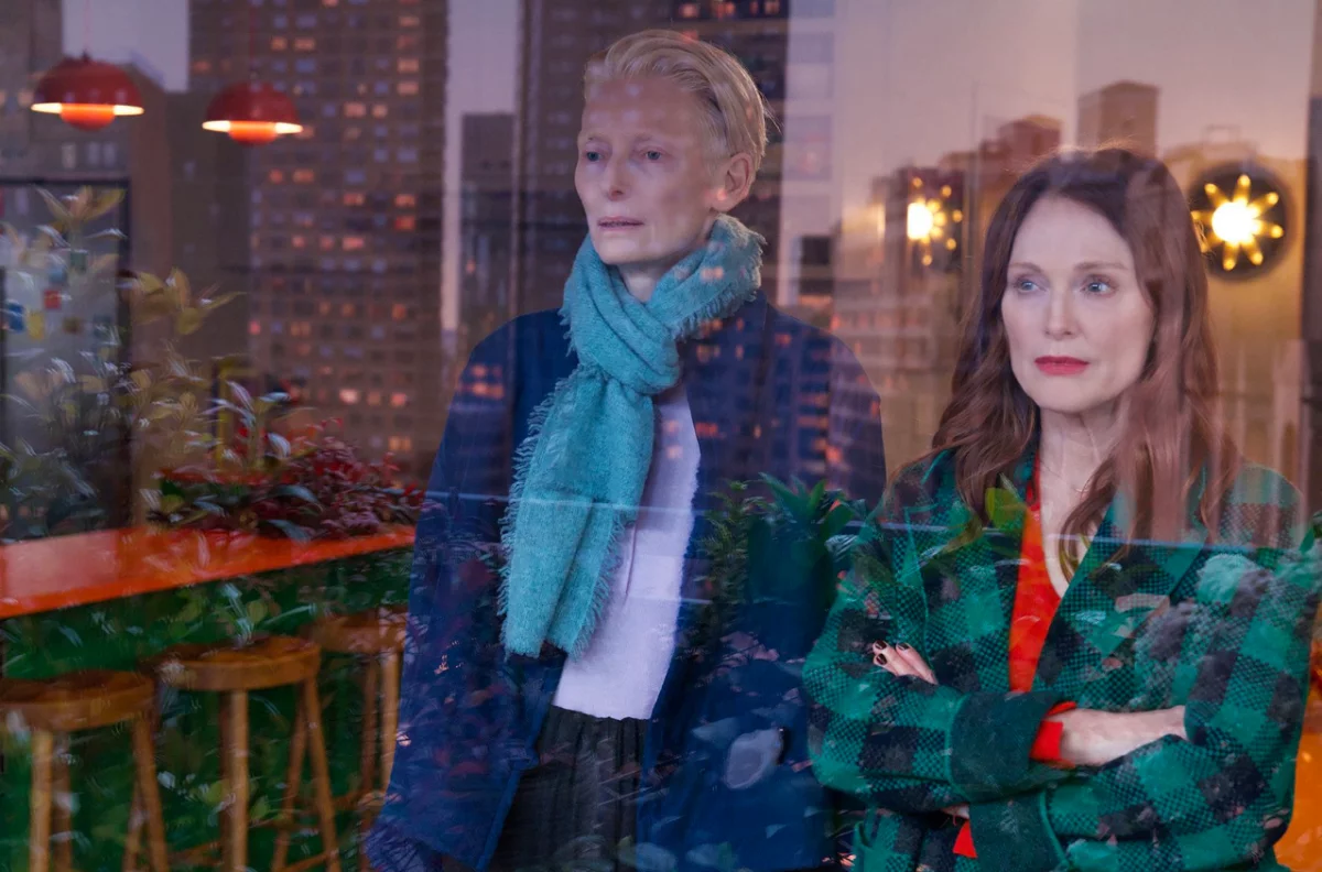 Tilda Swinton i Julianne Moore w przejmującym zwiastunie nowego filmu Pedro Almodóvara W pokoju obok