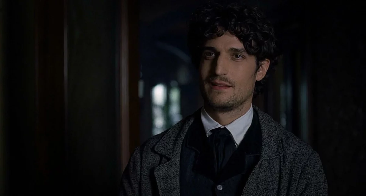 Louis Garrel o swym stresie na planie Małych kobietek