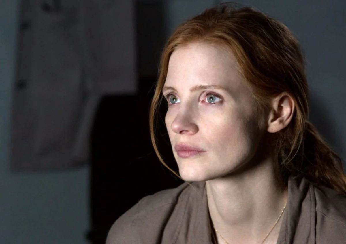 Jessica Chastain jako śledcza sprzed biurka w miniserialu od Apple