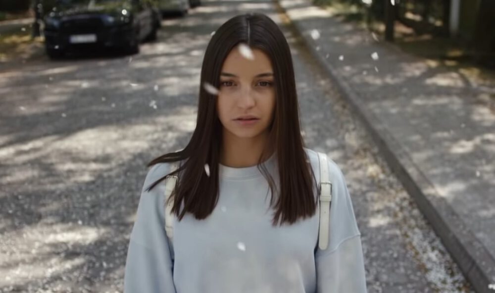 julia wieniawa w filmie small world biały sweter