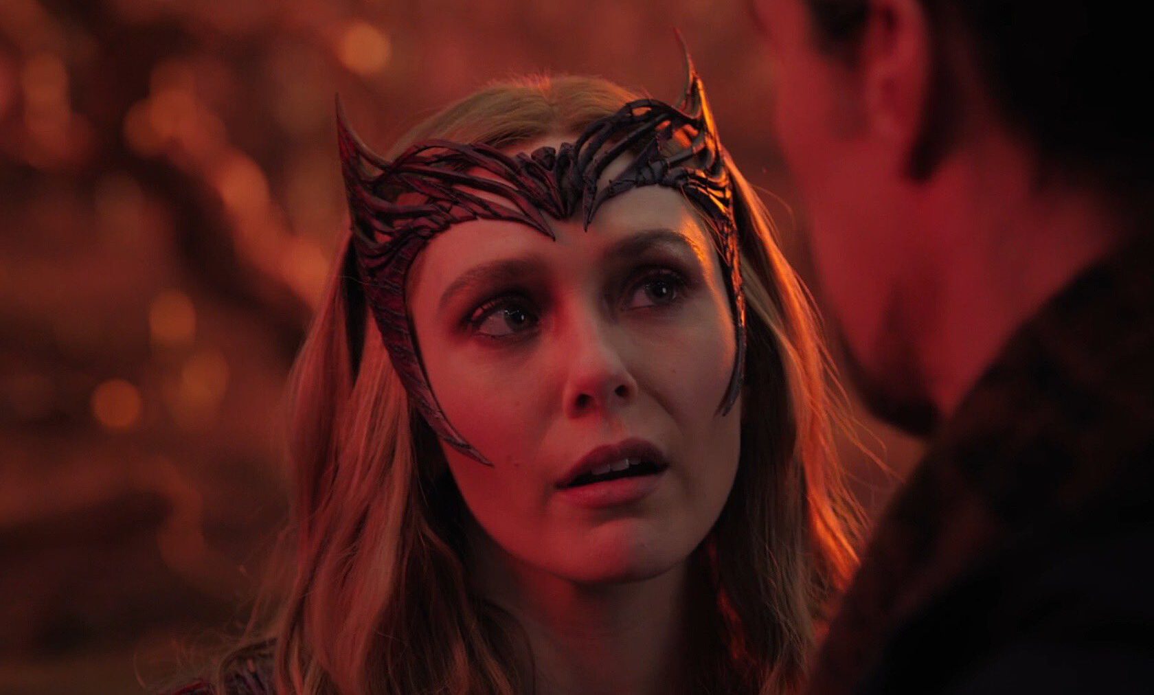 Doktor Strange w multiwersum obłędu - Scarlet Witch na nowym zdjęciu z filmu! Elizabeth Olsen Scarlet Witch