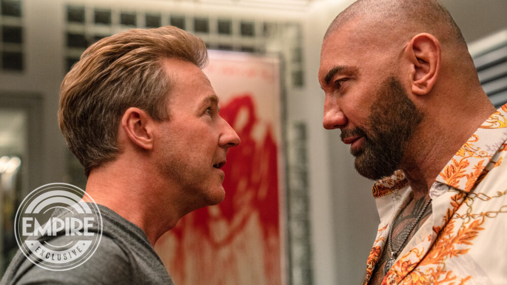 Na noże 2 z nowymi fotkami! Edward Norton, Dave Bautista i reszta gwiazdorskiej obsady