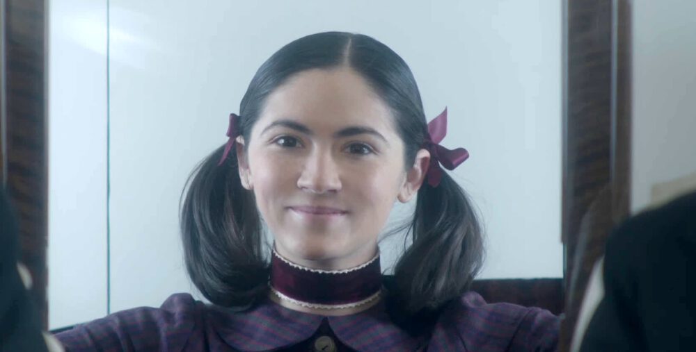 Morderczyni o twarzy dziecka na teaserowym plakacie horroru Sierota. narodziny zła