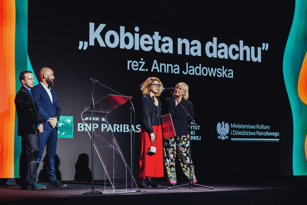 Kobieta na dachu Mastercard 2023